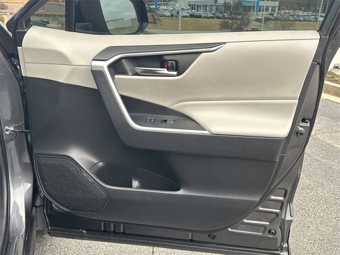 Used 2022 Toyota RAV4 XLE Premium image 14