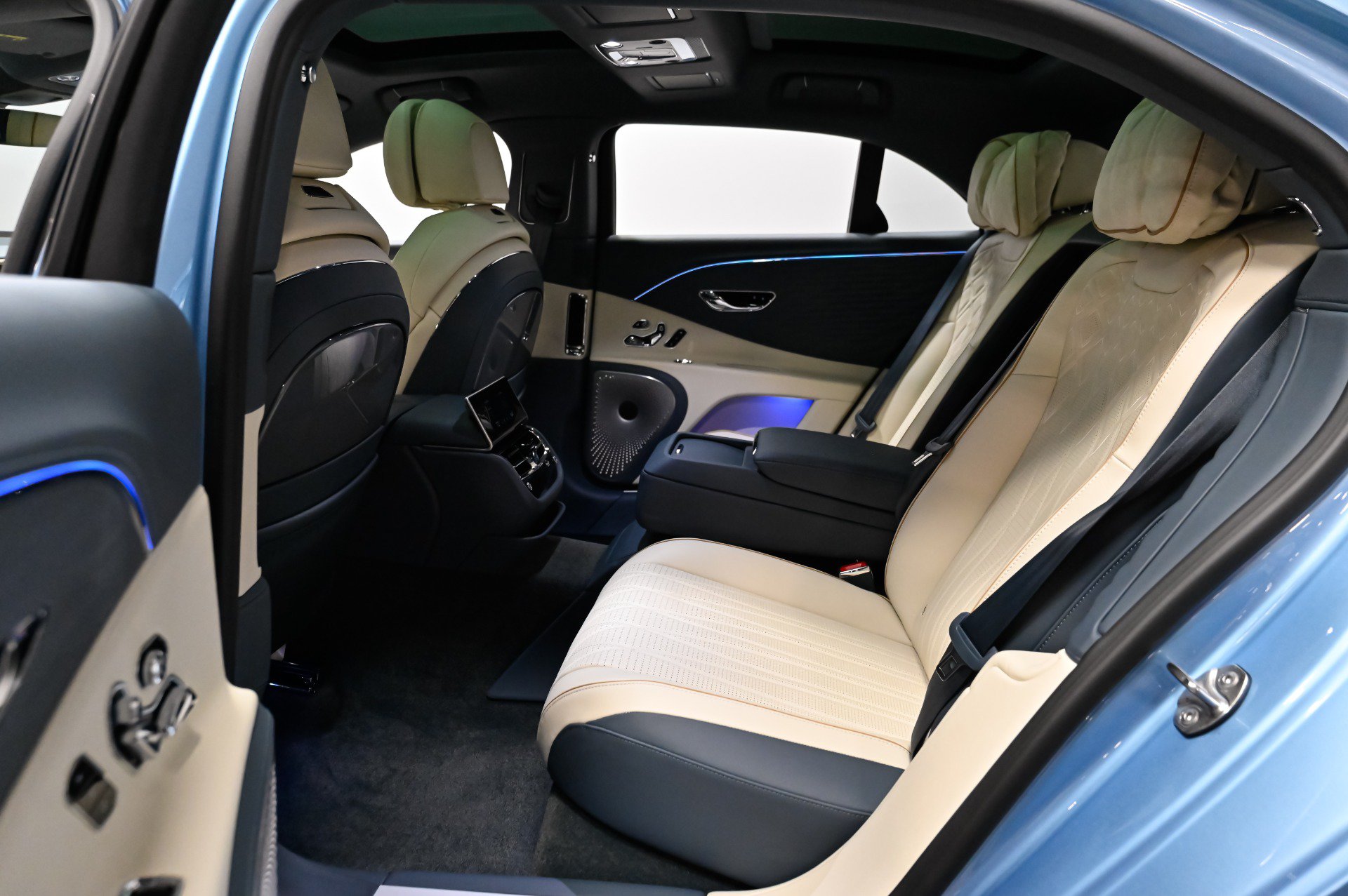 Used 2022 Bentley Flying Spur V8 AWD/4WD image 32