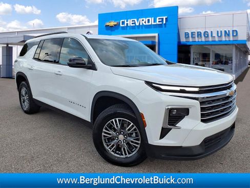 Used 2025 Chevrolet Traverse LT AWD/4WD image 1