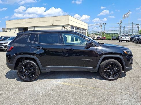 Used 2024 Jeep Compass Latitude w/ Convenience Group AWD/4WD image 32