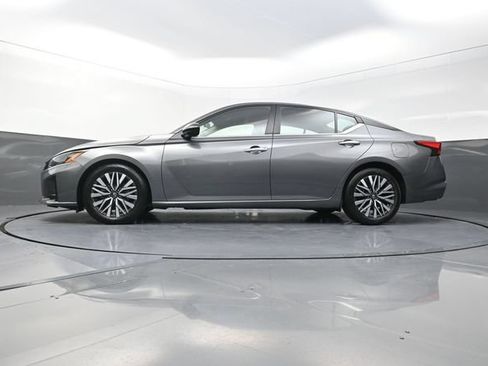 Used 2024 Nissan Altima 2.5 SV FWD image 33