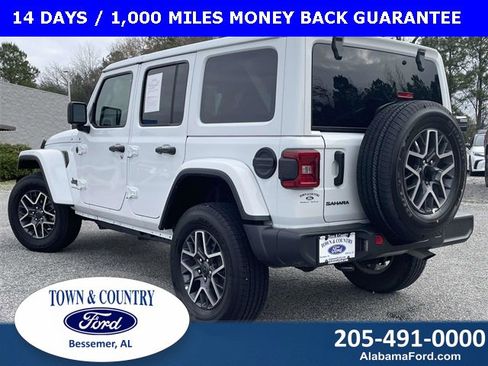 Used 2025 Jeep Wrangler Sahara image 5