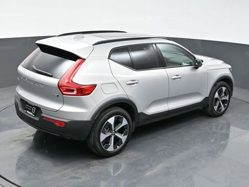 Used 2024 Volvo XC40 B5 Plus image 22