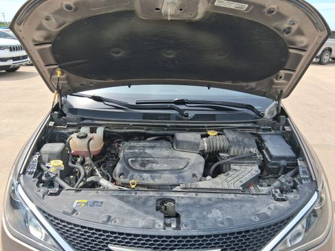 Used 2017 Chrysler Pacifica Touring-L FWD image 10