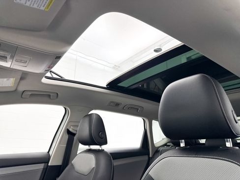 Used 2022 Volkswagen Taos SEL w/ Panoramic Sunroof Package FWD image 3