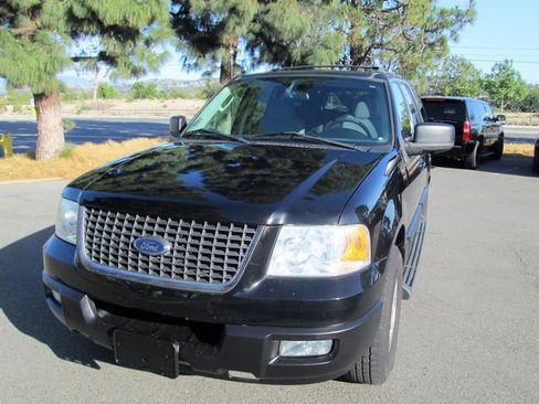 Used 2003 Ford Expedition XLT image 2
