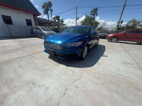 Used 2018 Ford Fusion SE w/ Fusion SE Technology Package FWD image 3