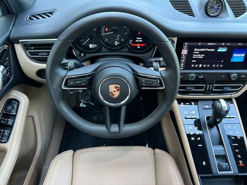 Certified 2025 Porsche Macan AWD/4WD image 15