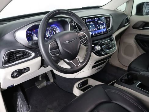 Used 2023 Chrysler Pacifica Touring-L FWD image 28
