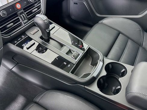 Certified 2025 Porsche Macan T image 21