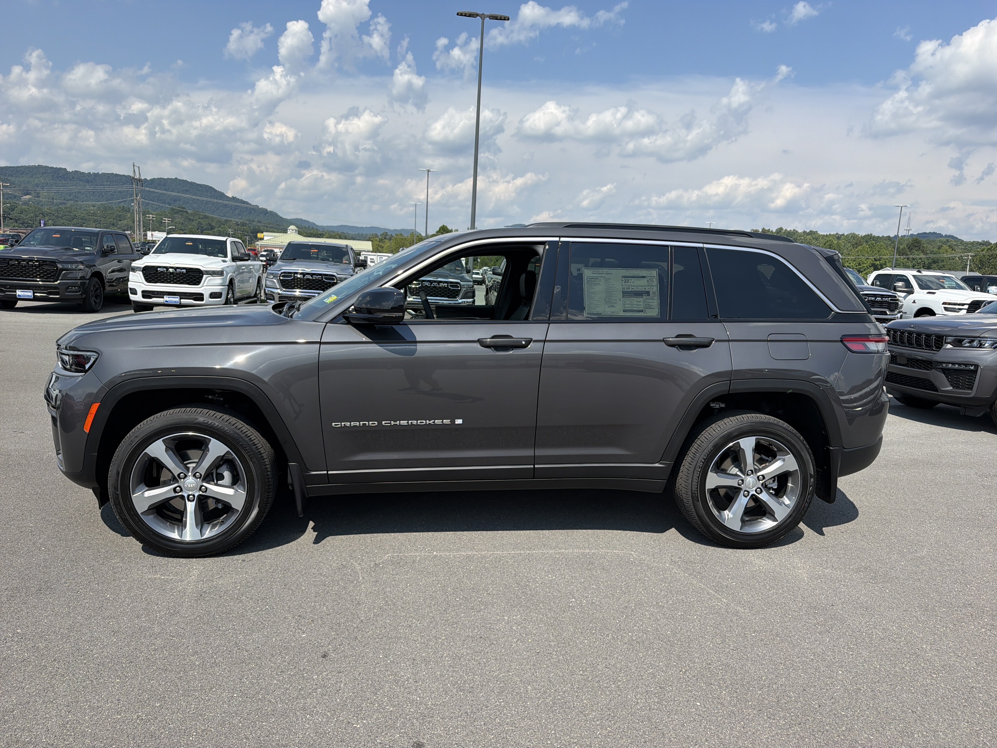 New 2026 Jeep Grand Cherokee Limited AWD/4WD image 10