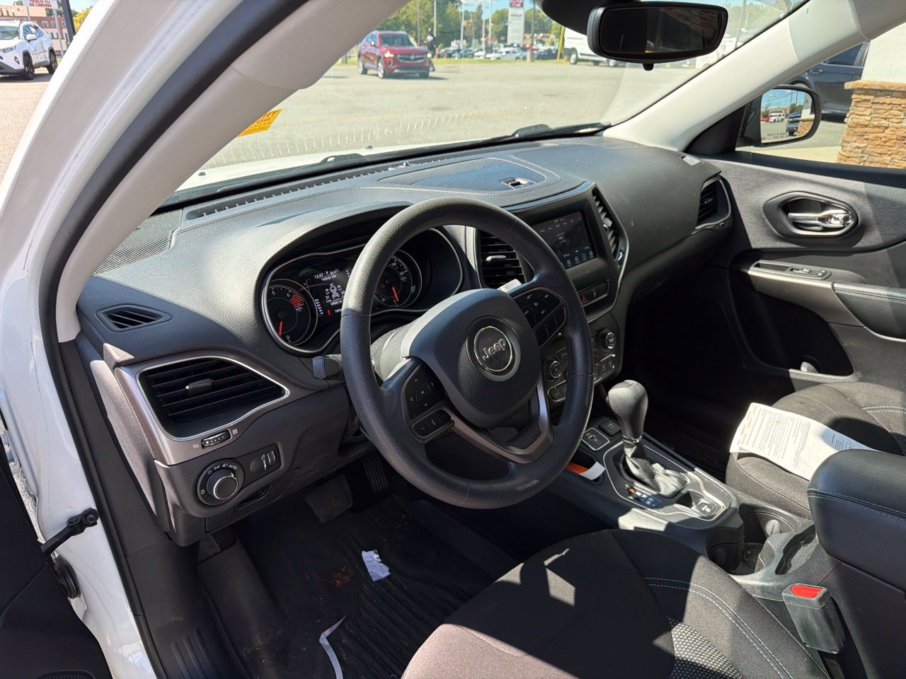 Used 2021 Jeep Cherokee Latitude FWD image 4