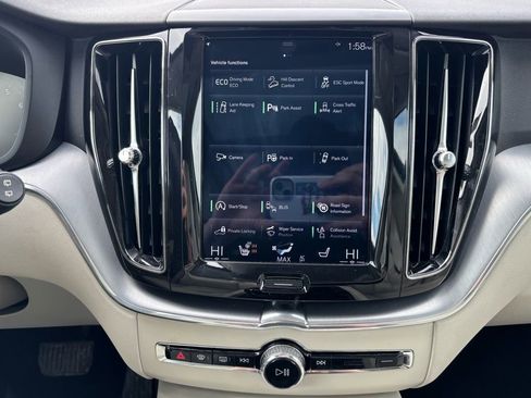 Used 2018 Volvo XC60 T5 Momentum w/ Vision Package image 12