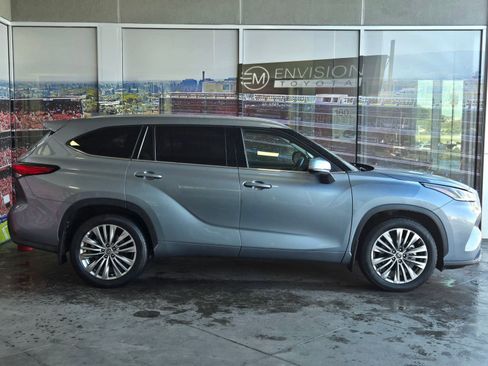 Used 2022 Toyota Highlander Platinum AWD/4WD image 4