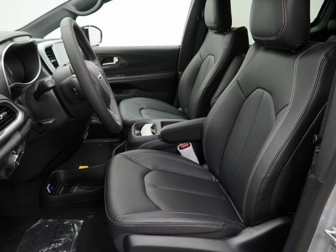 New 2026 Chrysler Pacifica Select image 15