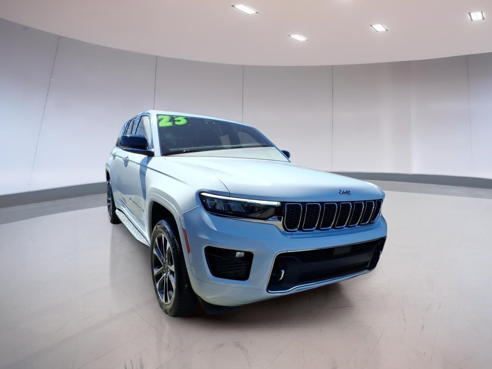 Used 2023 Jeep Grand Cherokee Overland AWD/4WD image 1