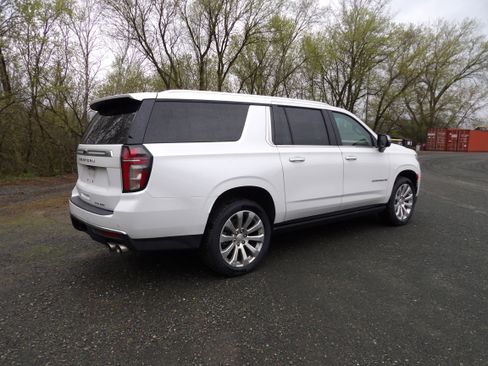 Used 2023 Chevrolet Suburban Premier AWD/4WD image 4