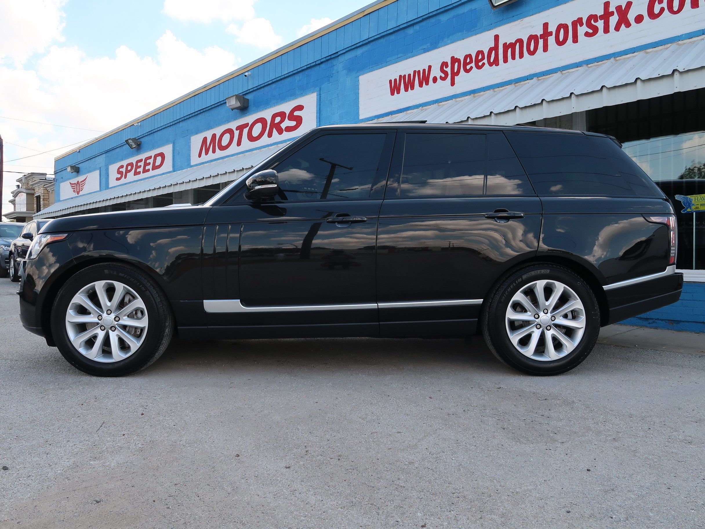 Used 2017 Land Rover Range Rover HSE AWD/4WD image 3