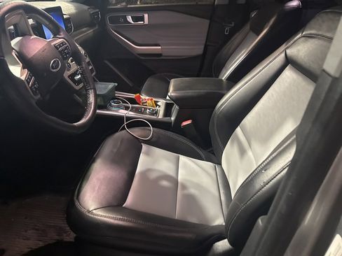 Used 2022 Ford Explorer XLT w/ Equipment Group 202A image 10