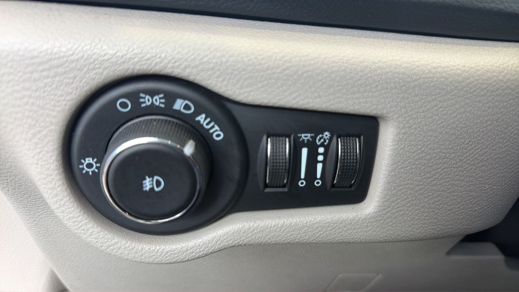 Used 2024 Chrysler Pacifica Touring-L FWD image 25
