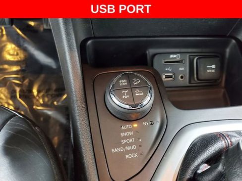 Used 2018 Jeep Cherokee Trailhawk image 21