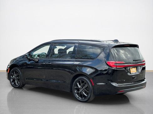 Used 2025 Chrysler Pacifica Limited image 5