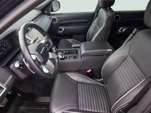 Used 2024 Land Rover Discovery Metropolitan Edition image 12