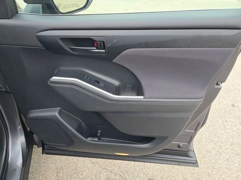 Used 2023 Toyota Highlander L image 6