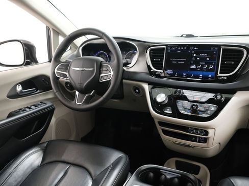 Used 2022 Chrysler Pacifica Touring-L FWD image 10