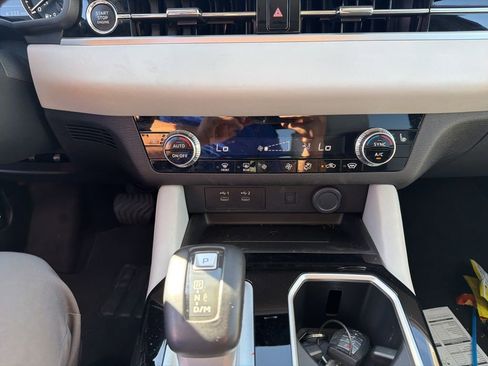 Used 2025 Mitsubishi Outlander SE image 15