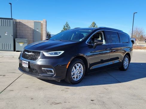 Used 2021 Chrysler Pacifica Touring-L image 4
