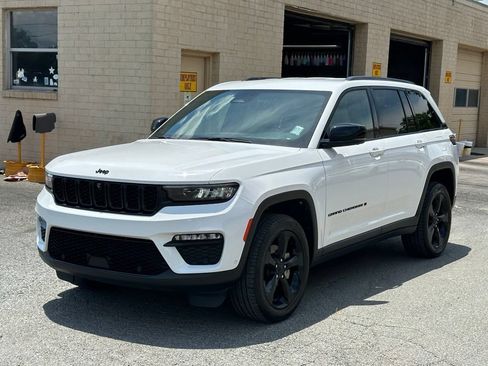 Used 2023 Jeep Grand Cherokee Limited w/ Luxury Tech Group II AWD/4WD image 2