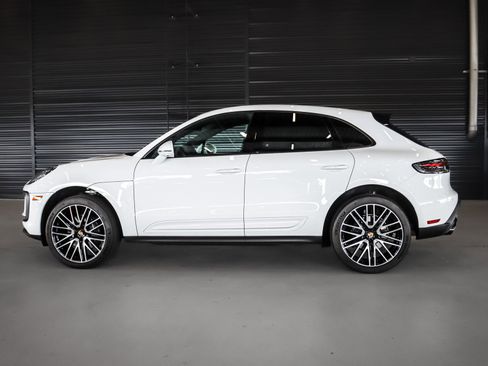 Certified 2025 Porsche Macan AWD/4WD image 2