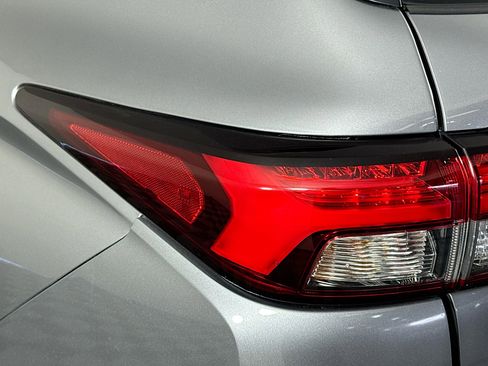 Used 2023 Mitsubishi Outlander SE image 35