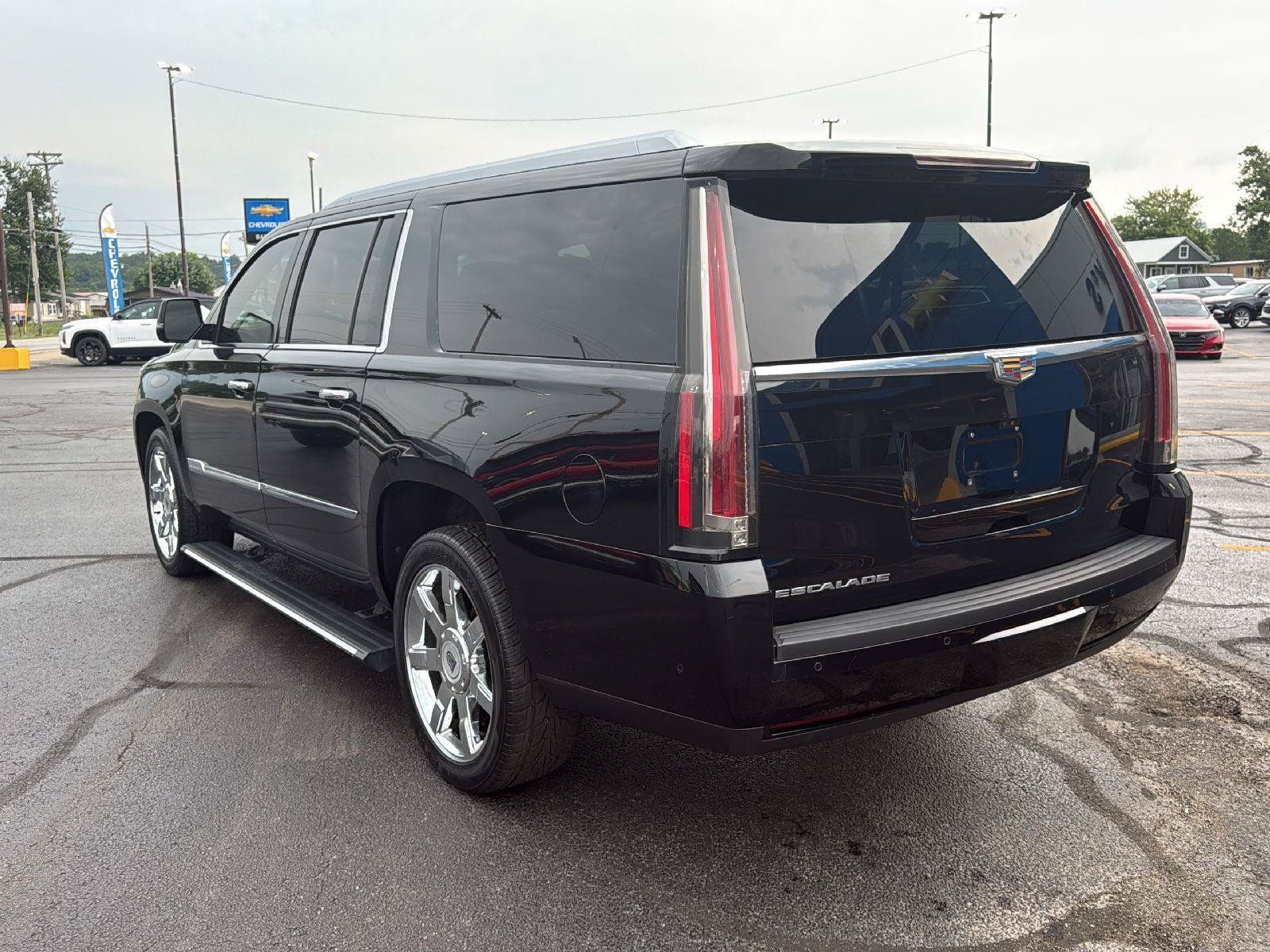 Used 2017 Cadillac Escalade ESV Platinum AWD/4WD image 3