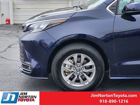 Used 2025 Toyota Sienna XLE image 8