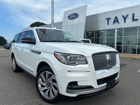 Used 2024 Lincoln Navigator Reserve AWD/4WD image 4