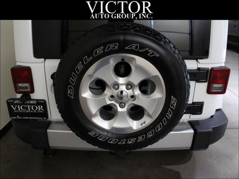 Used 2015 Jeep Wrangler Unlimited Sahara w/ Connectivity Group AWD/4WD image 10