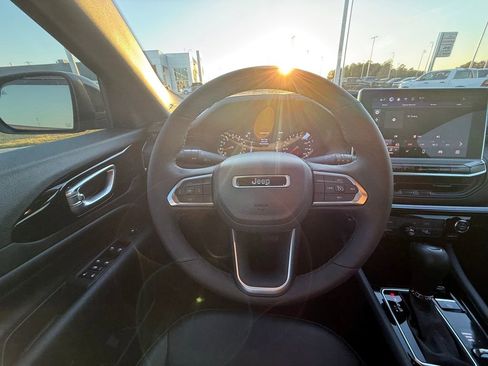 Used 2025 Jeep Compass Latitude w/ Altitude Special Edition image 14