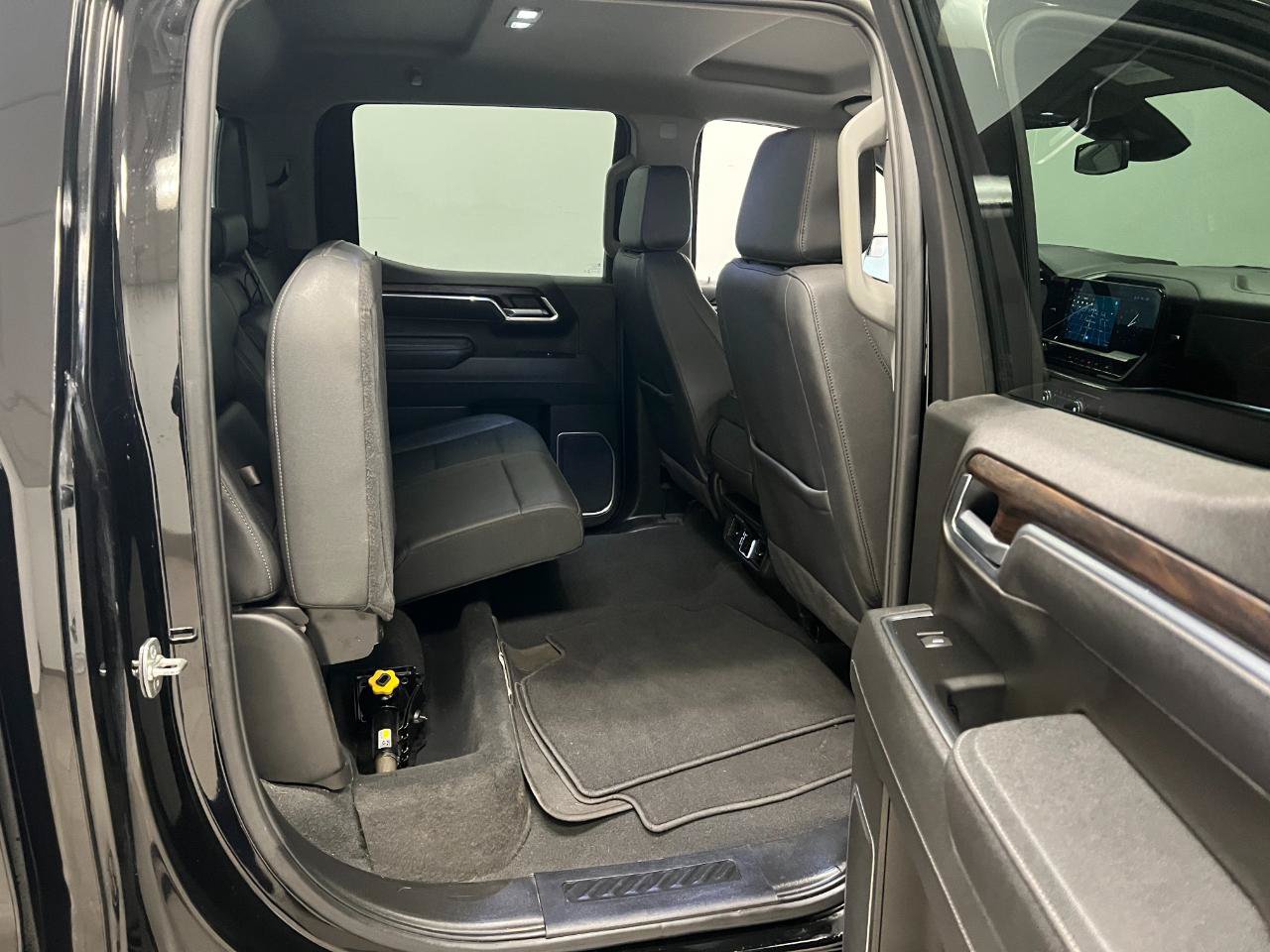 Used 2025 GMC Sierra 1500 SLT AWD/4WD image 40