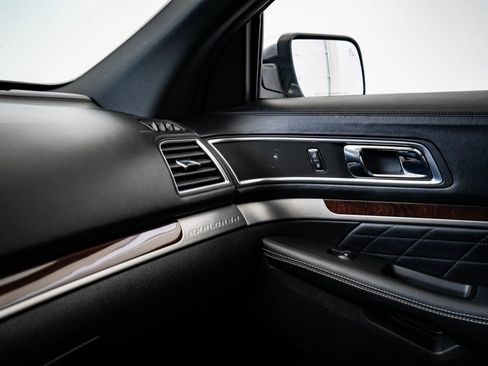 Used 2017 Ford Explorer Platinum image 43