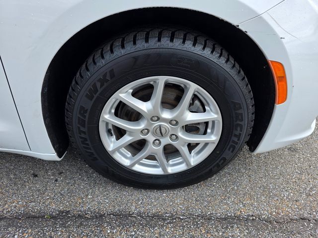 Used 2022 Chrysler Pacifica Touring-L FWD image 13