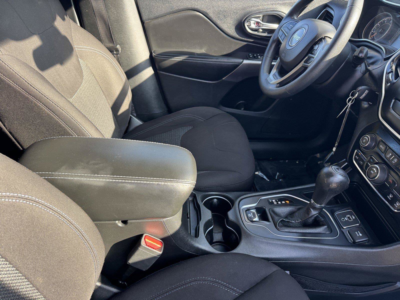 Used 2019 Jeep Cherokee Latitude w/ Popular Appearance Group FWD image 8