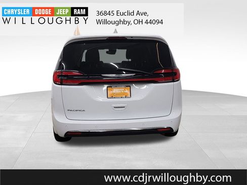 Used 2024 Chrysler Pacifica Touring-L image 7
