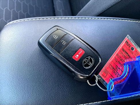 Used 2025 Toyota Corolla SE image 32