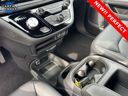 Used 2025 Chrysler Pacifica Select image 26