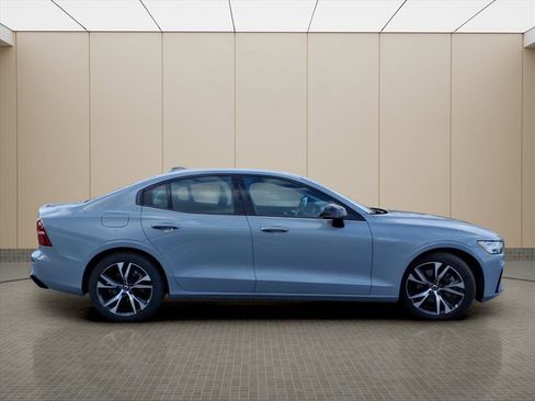 Used 2025 Volvo S60 B5 Core image 22