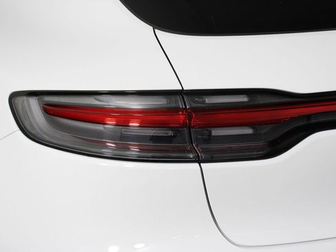 Certified 2025 Porsche Macan AWD/4WD image 21