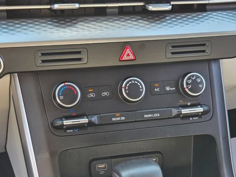 Used 2024 Kia Carnival LX FWD image 29