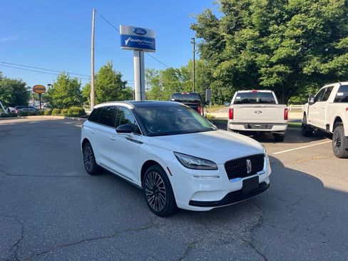 Used 2022 Lincoln Corsair AWD w/ Premium Package image 3